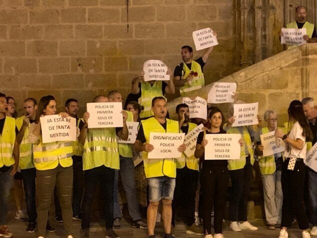 Imagen: La Policía Local se manifiesta ante el Ayuntamiento