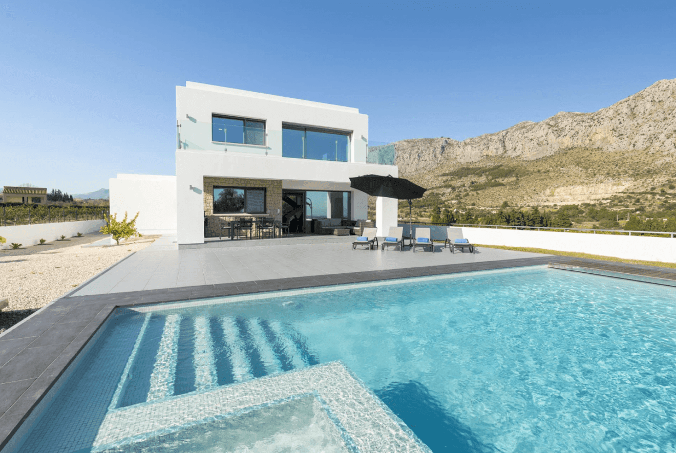 La villa con piscina rodeada de naturaleza