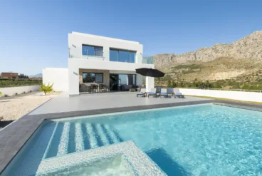 La villa con piscina rodeada de naturaleza