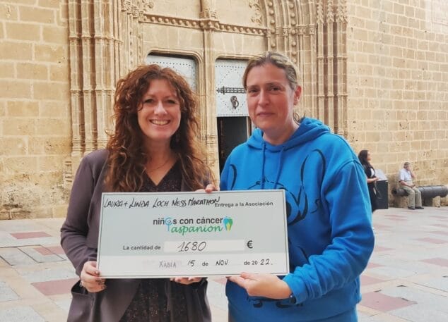 Imagen: Laura entrega 1680 euros a Aspanion