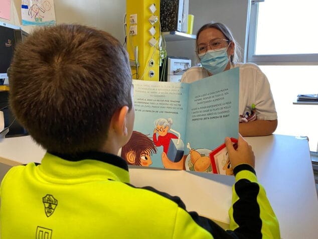 Imagen: Lector del cuento ilustrado sobre diabetes del Grupo Ribera