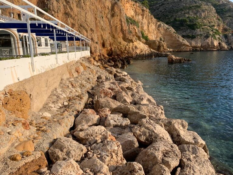 Nuevo dique de piedras de escollera que refuerza el muro y sepulta la antigua playa