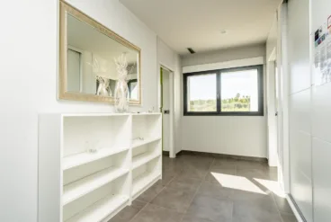 Pasillo de la vivienda con armario empotrado