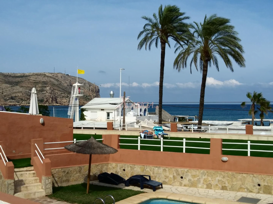 Piscina y terraza de la vivienda frente al mar