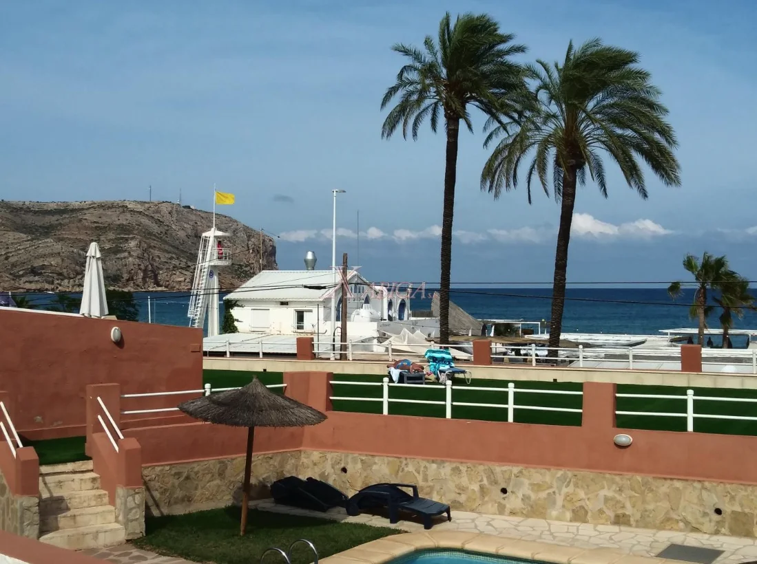 Piscina y terraza de la vivienda frente al mar