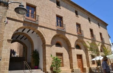 Plaça de Baix y parte trasera del edificio del Ayuntamiento