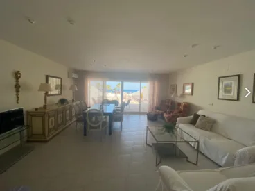Salón-comedor amplio con una gran mesa de comedor