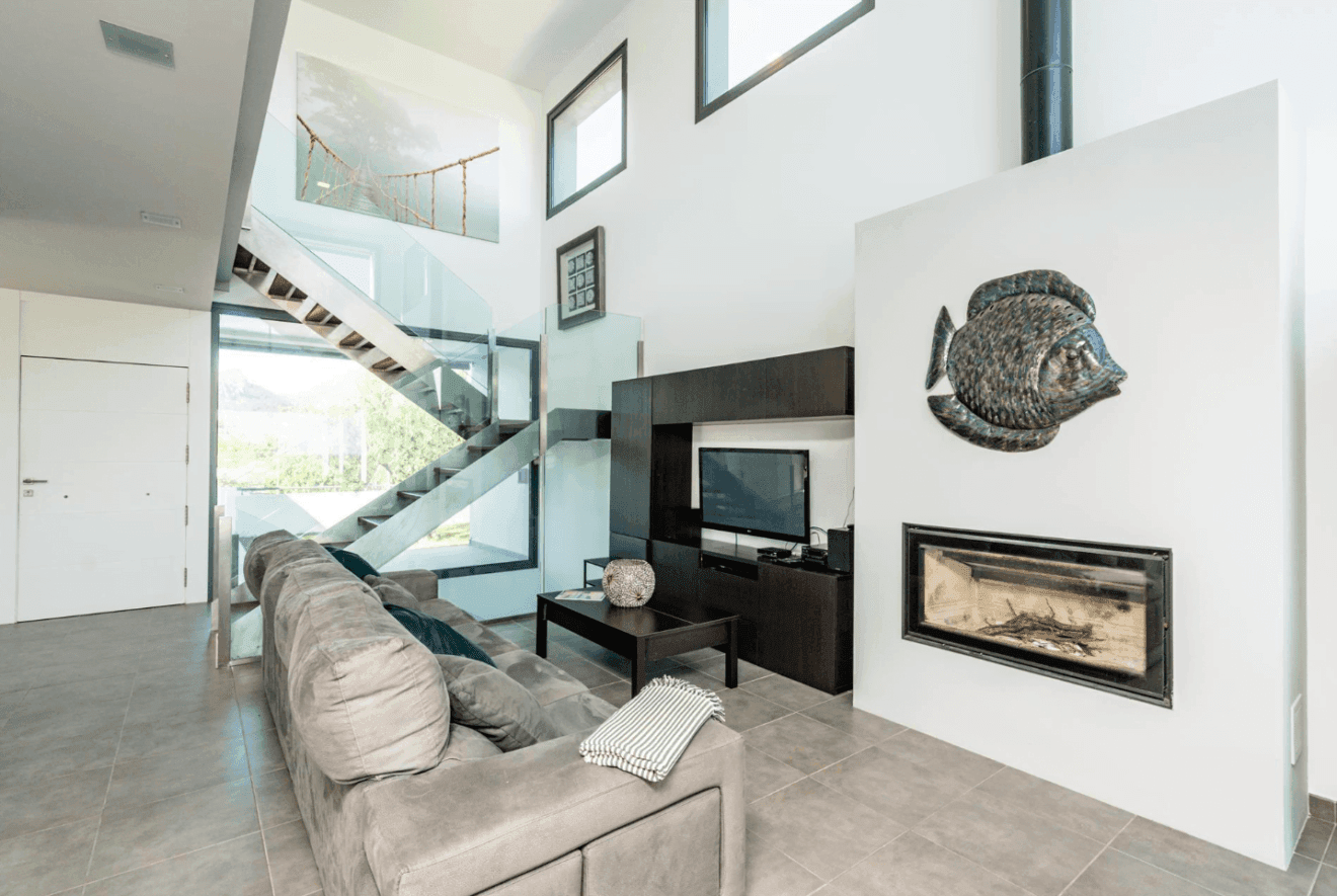 Salón-comedor de diseño con chimenea