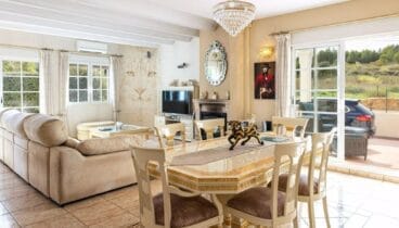 Salón lujoso y elegante en planta baja con acceso al exterior