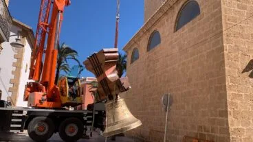 Labores de subida de la campana Bertomeua