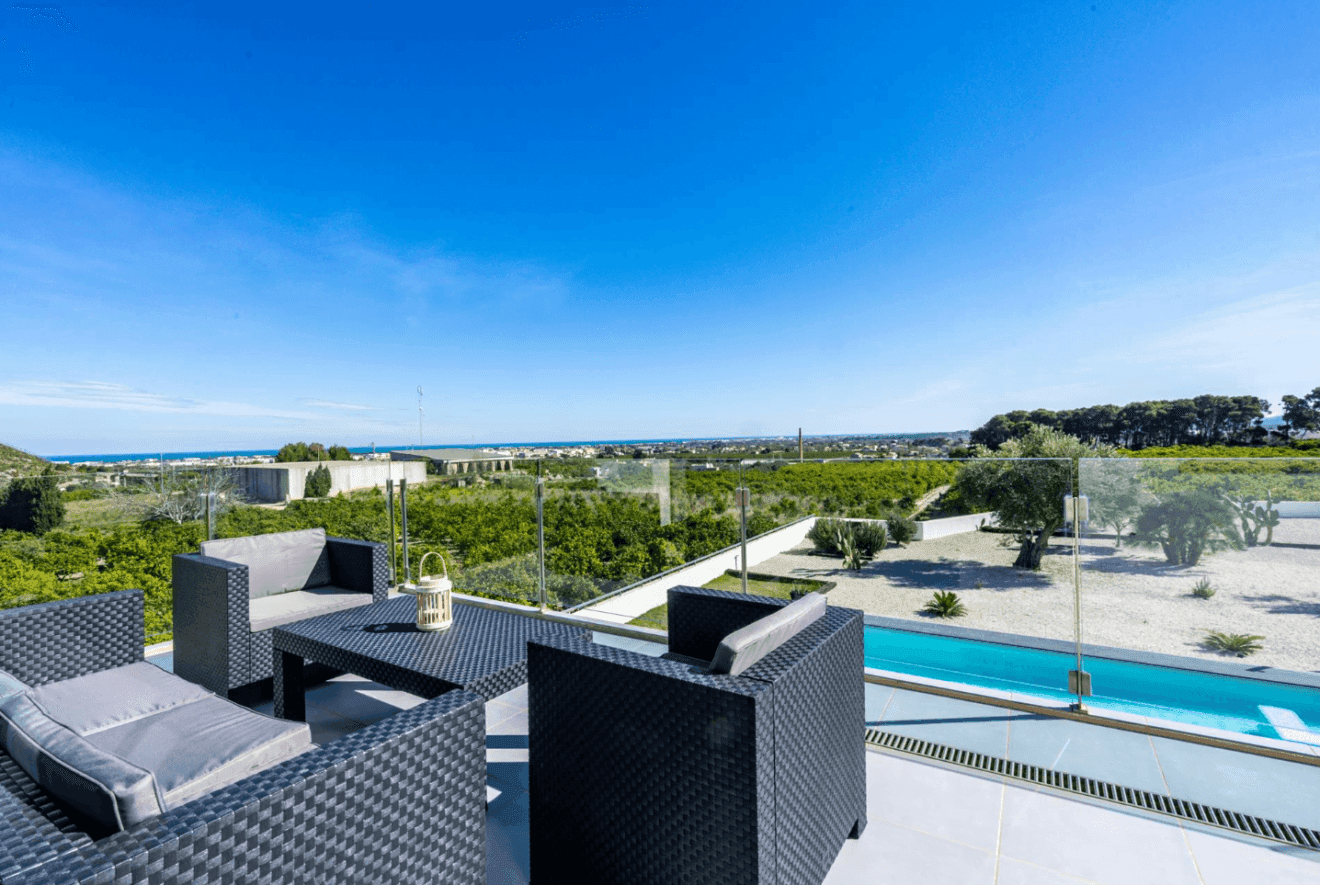 Terraza con conjunto de exterior y vistas a la piscina