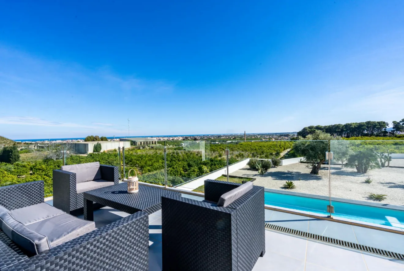 Terraza con conjunto de exterior y vistas a la piscina