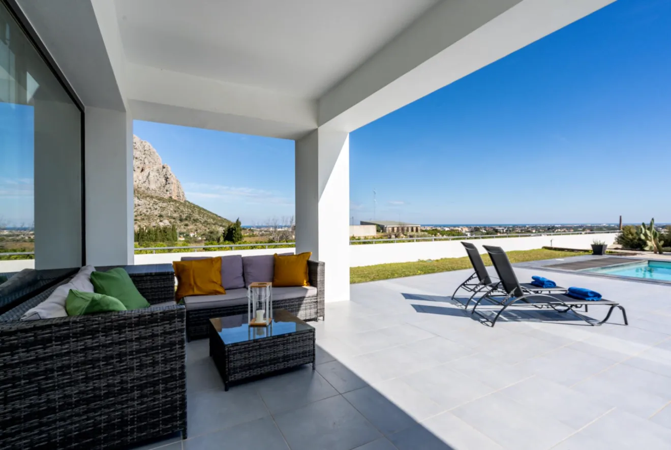 Terraza cubierta de la piscina