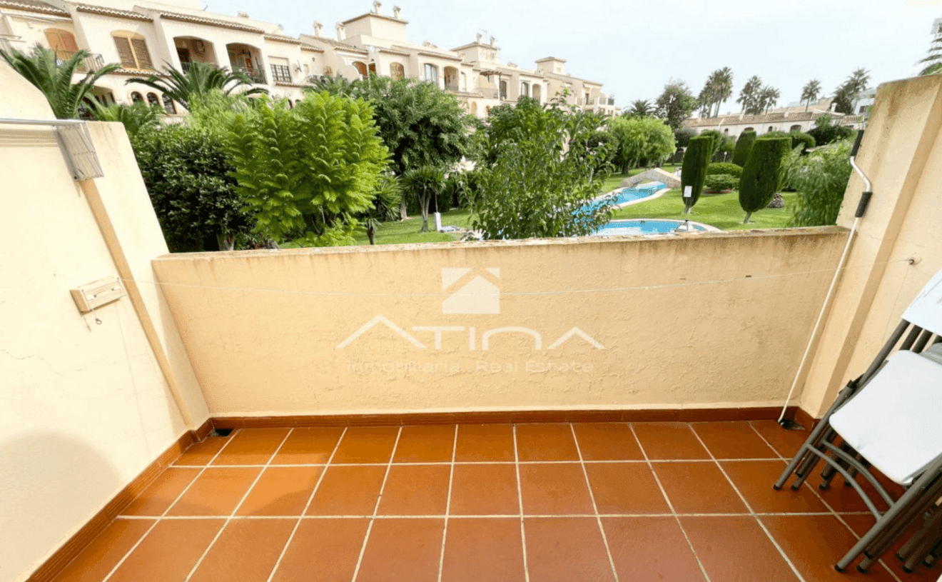 Terraza de la planta primera planta con vistas a las zonas comunitarias