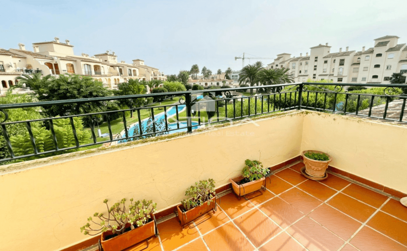 Terraza exterior del dormitorio principal con vistas de la zona residencial