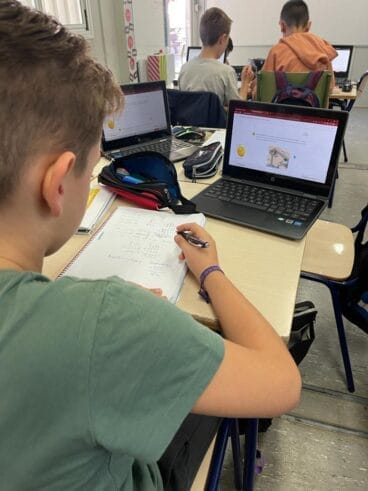 Un alumno con el Chromebook