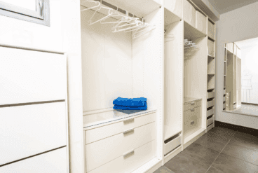 Vestidor de la vivienda con mucho espacio