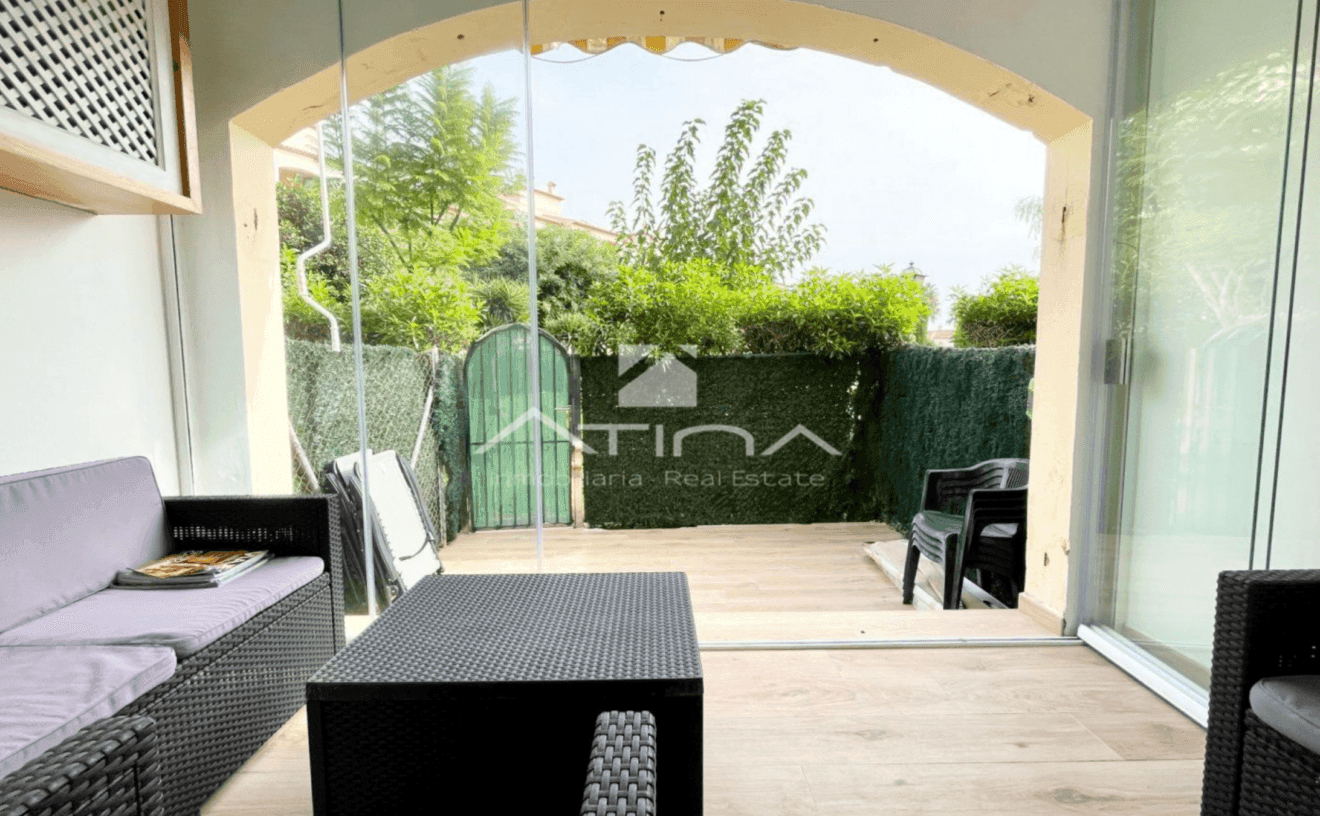 Zona de descanso interior equipada con mobiliario de ratán