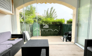 Zona de descanso interior equipada con mobiliario de ratán