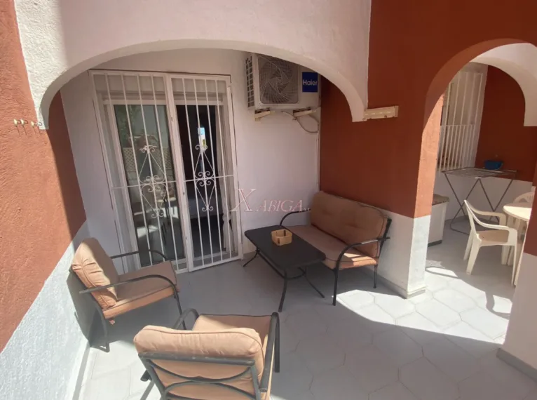 Zona de terraza con conjunto de exterior para relajarte al sol