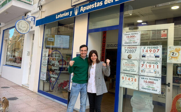 Imagen: Víctor y Paula celebran la venta del número agraciado