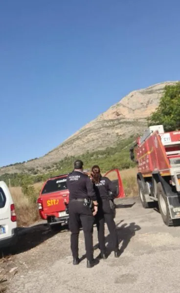 Agentes de la Policía actuando en la zona del incendio del Montgó