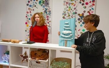 Alumnos realizando la subasta