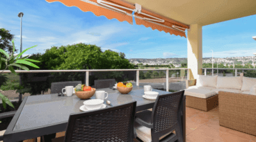 Amplia terraza del apartamento con comedor exterior y zona chill out
