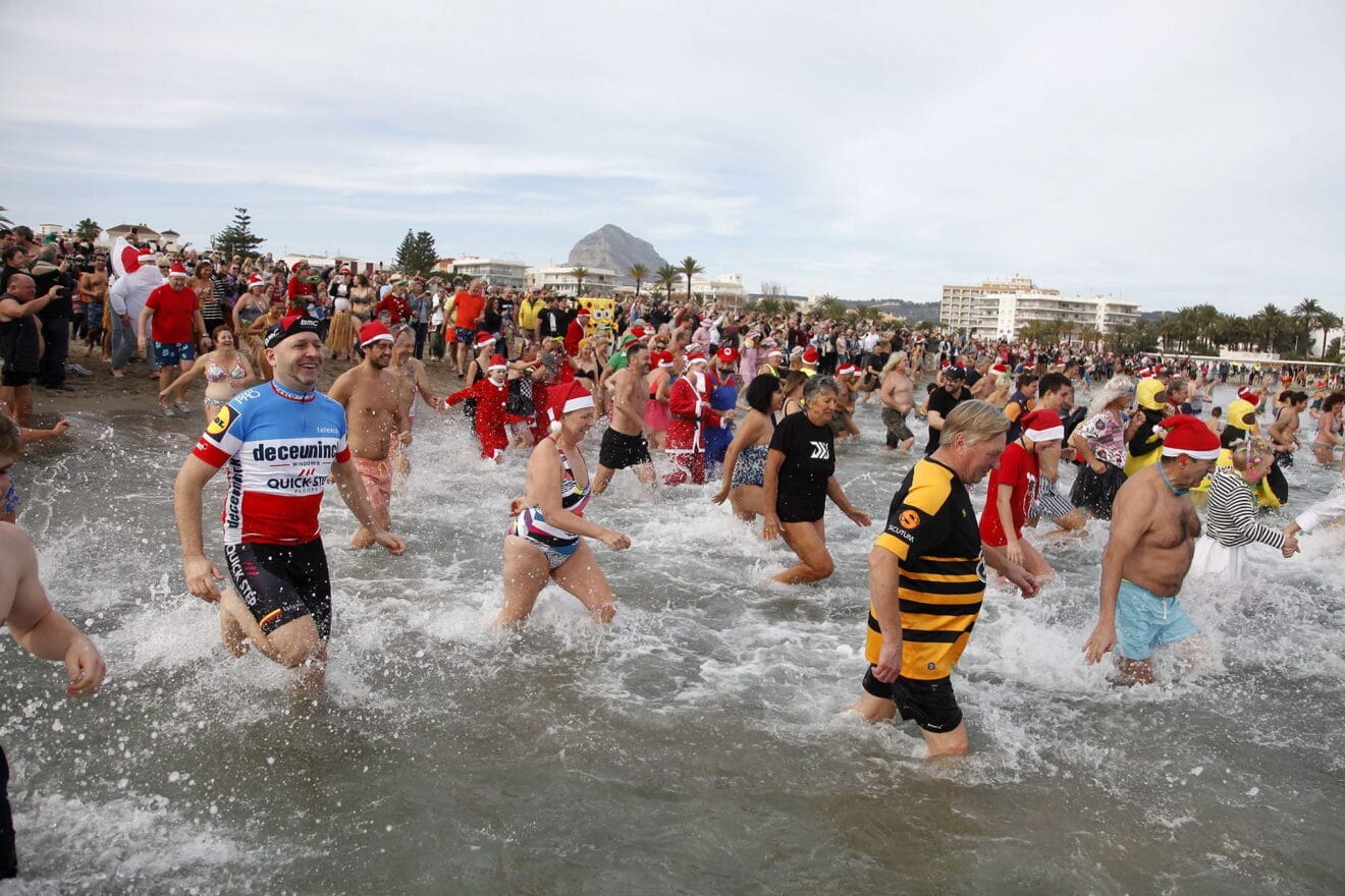 Bañistas en Xàbia durante el inicio del año