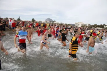 Bañistas en Xàbia durante el inicio del año