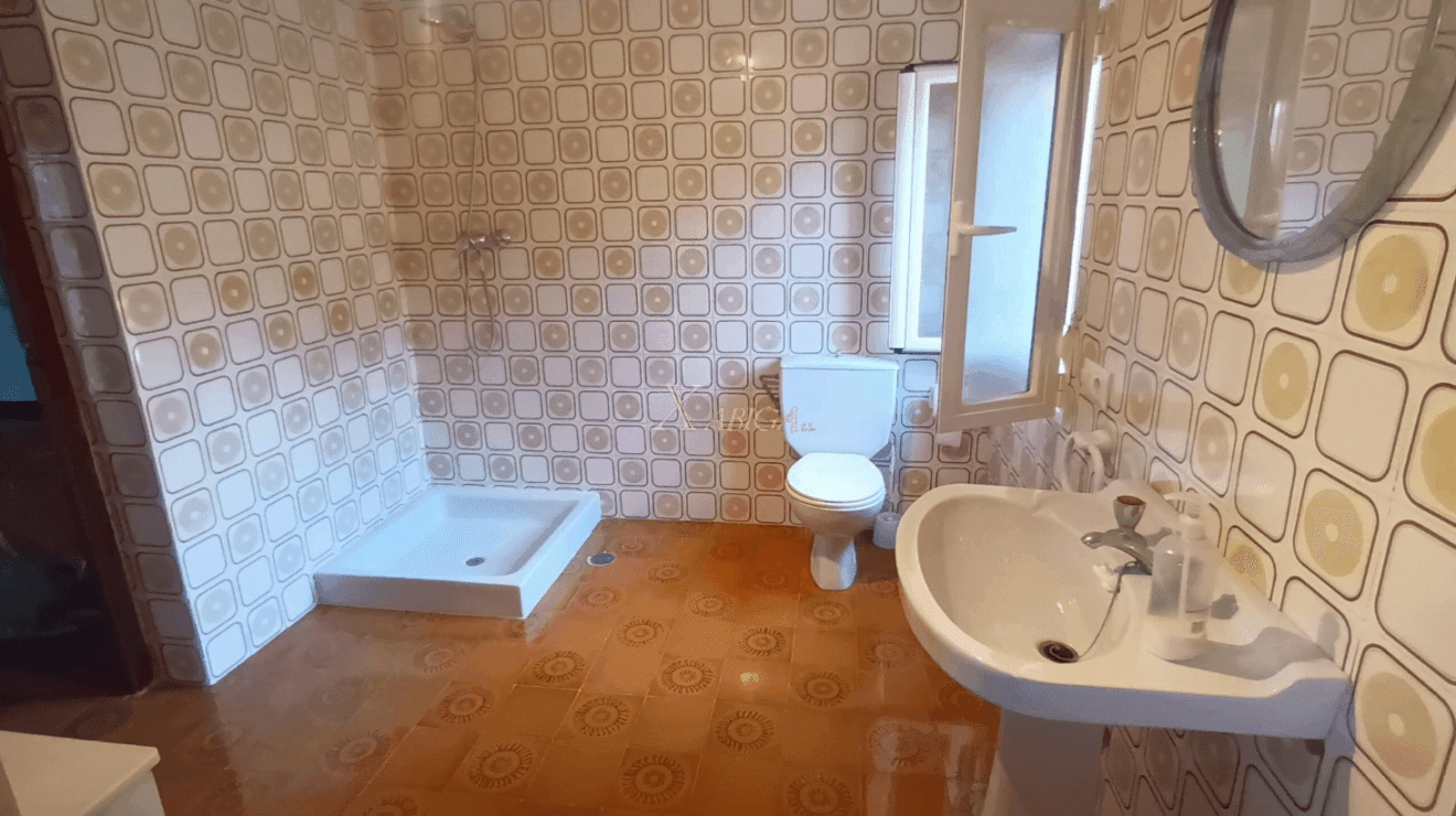 Baño de la vivienda con plato de ducha