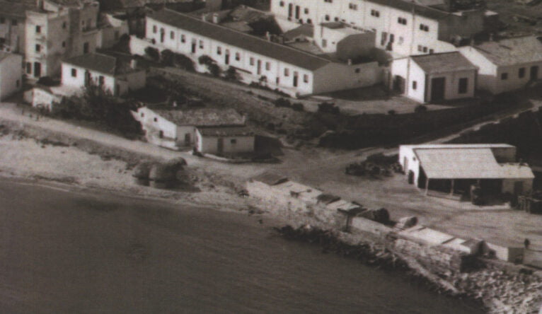 Búnkeres en la playa de la Grava, junto al Puerto Pesquero. Foto AMX