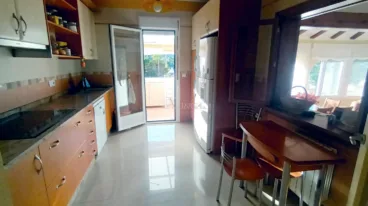Cocina con comedor y barra americana