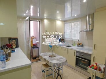 Cocina muy luminosa con acceso a galería