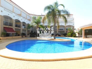 Complejo residencial con piscina comunitaria