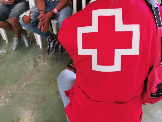 Imagen: Cruz Roja atiende a los migrantes llegados en patera