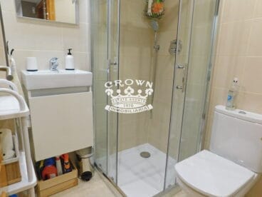 Cuarto de baño completo con plato de ducha