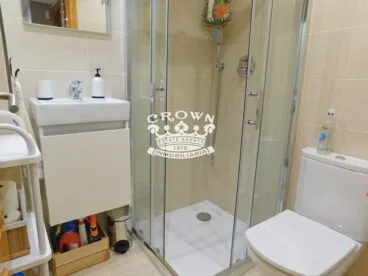 Cuarto de baño completo con plato de ducha