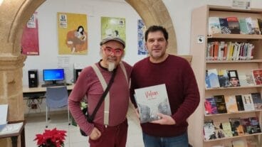 Dani Miquel entrega uno de sus libros a la Biblioteca de Xàbia