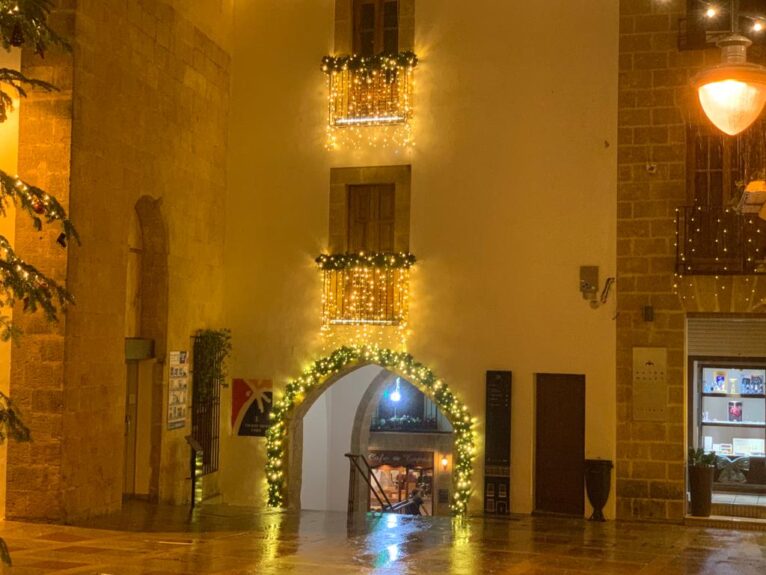 Decoración navideña en el centro histórico de Xàbia