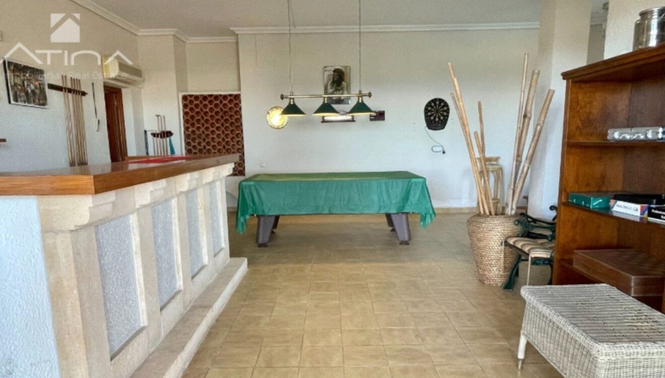 Diviértete en la con zona de bar y de juegos