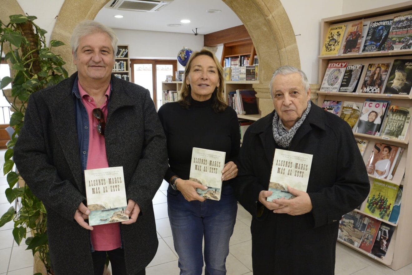 El concejal de Cultura y autores del Libro 'Algunos mares más al Este'