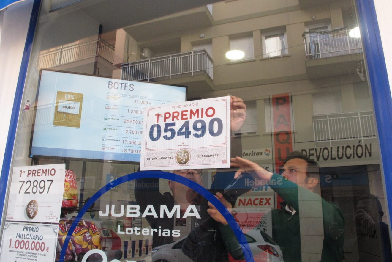 El Gordo de Navidad se vende en la administración Jubama de Xàbia (2)