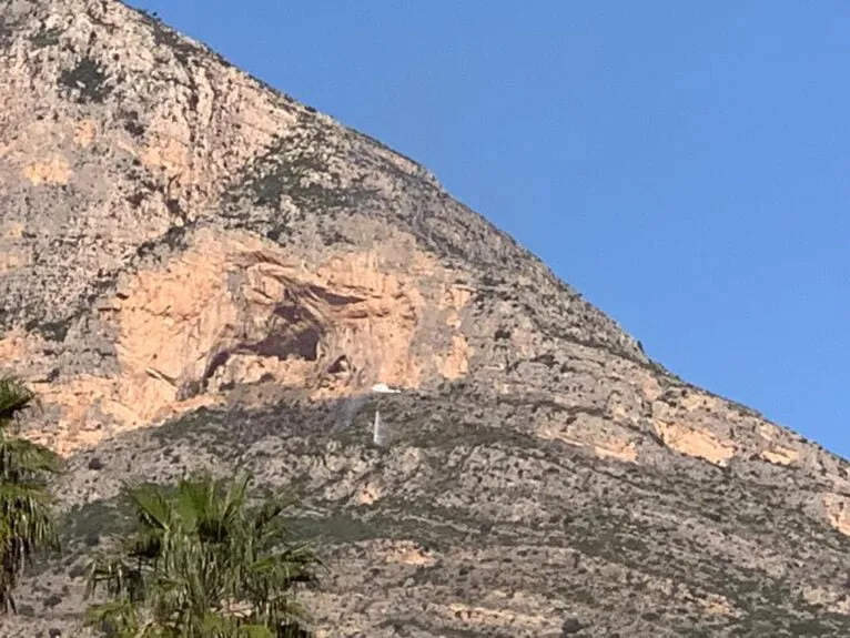 El helicóptero descarga agua sobre la zona incendiada (1)