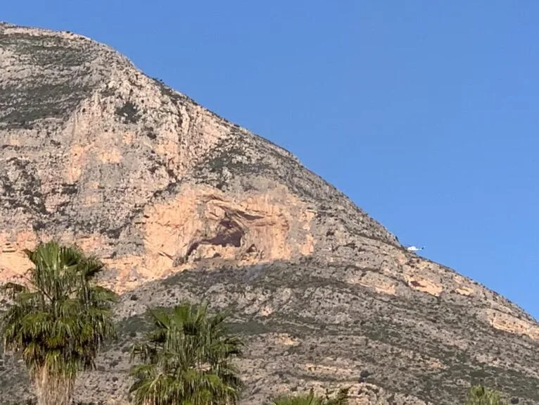 El helicóptero descarga agua sobre la zona incendiada (2)
