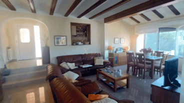 El salón-comedor de la vivienda cuenta con vistas abiertas