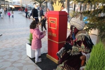 Entrega de cartas al buzón real