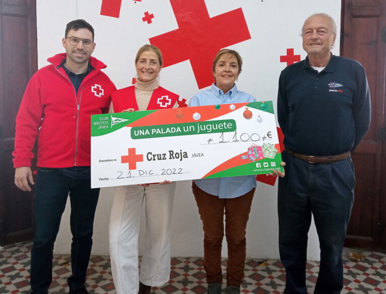 Entrega del donativo del Club Náutico Jávea a Cruz Roja