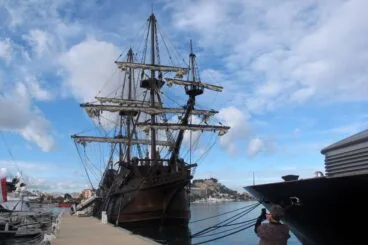Escolares visitan el Galeón Andalucía en el puerto de Dénia