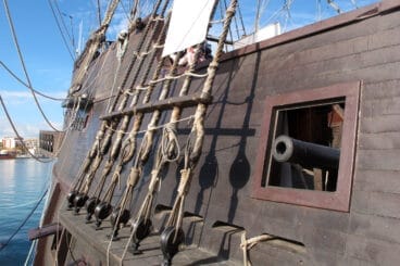 Escolares visitan el Galeón Andalucía en el puerto de Dénia (10)